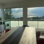 Panoramic View With Garden 아파트 *
