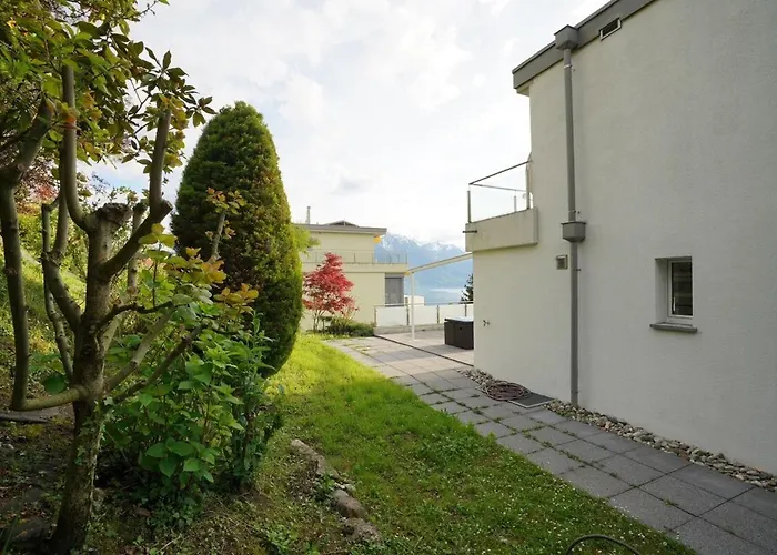 Panoramic View With Garden Apartmán Montreux